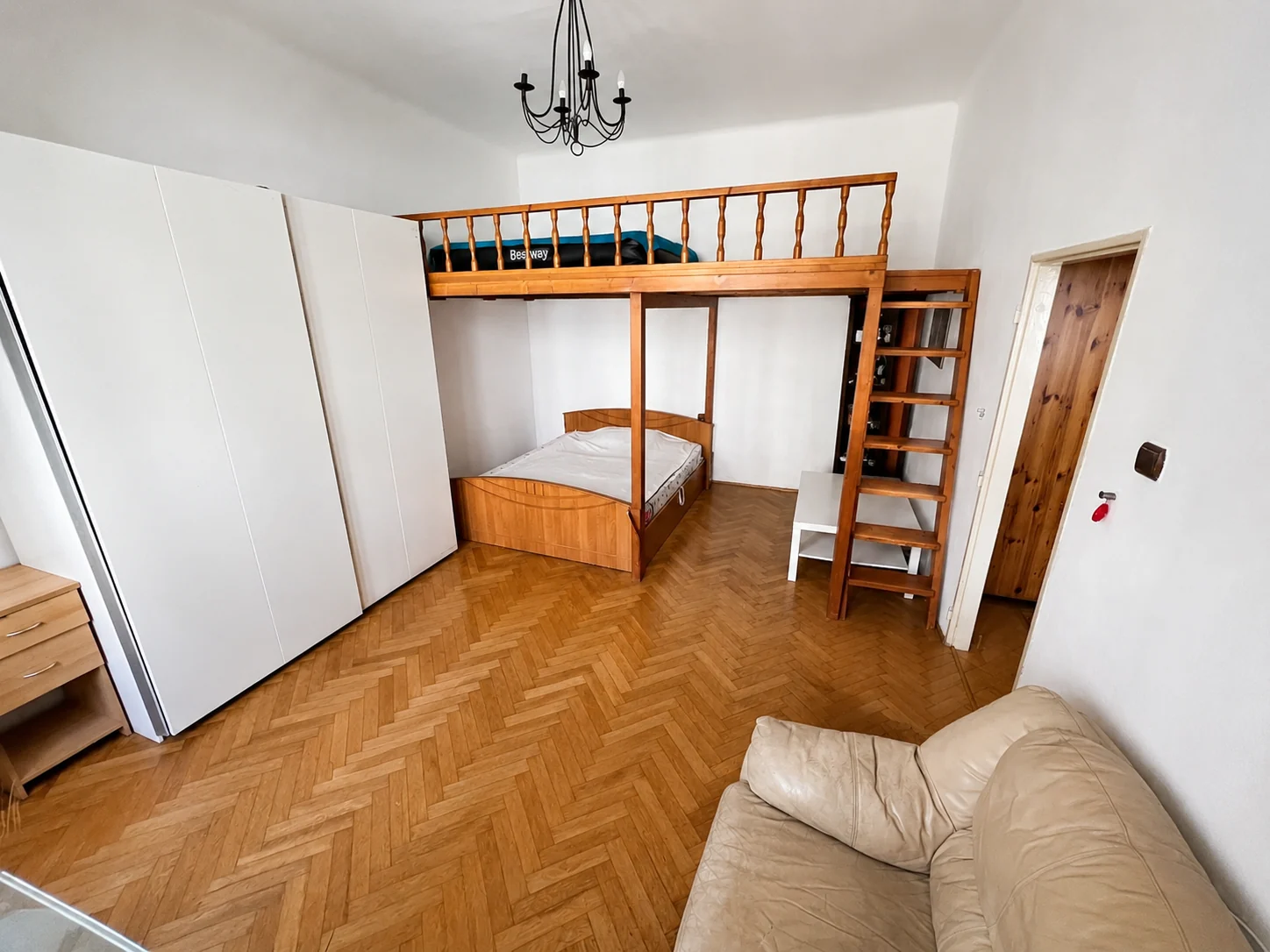 Stávající obytný pokoj s vestavěným patrem